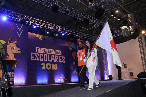 No encontro das bandeiras dos estados participantes, a estudante Isabel Maimone, atleta da equipe de natação, foi quem representou Minas Gerais. Foto: Divulgação